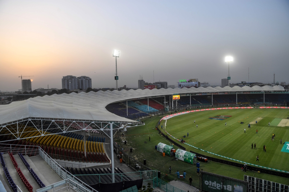 A general view of the empty cricket spectators enclosures before the start of the T20 cricket match between Peshawar Zalmi and Multan Sultans at the National Cricket Stadium in Karachi on March 13, 2020. / AFP / Asif HASSAN