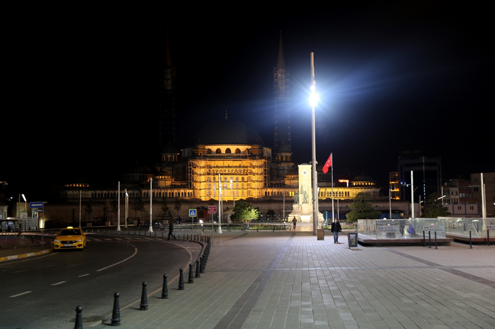 :ISTANBUL, TURKEY - APRIL 09: A view of empty Taksim Square and its surroundings are seen as people are staying home due to the coronavirus (COVID-19) pandemic in Istanbul, Turkey on April 09, 2020. ( Esra Bilgin - Anadolu Agency )