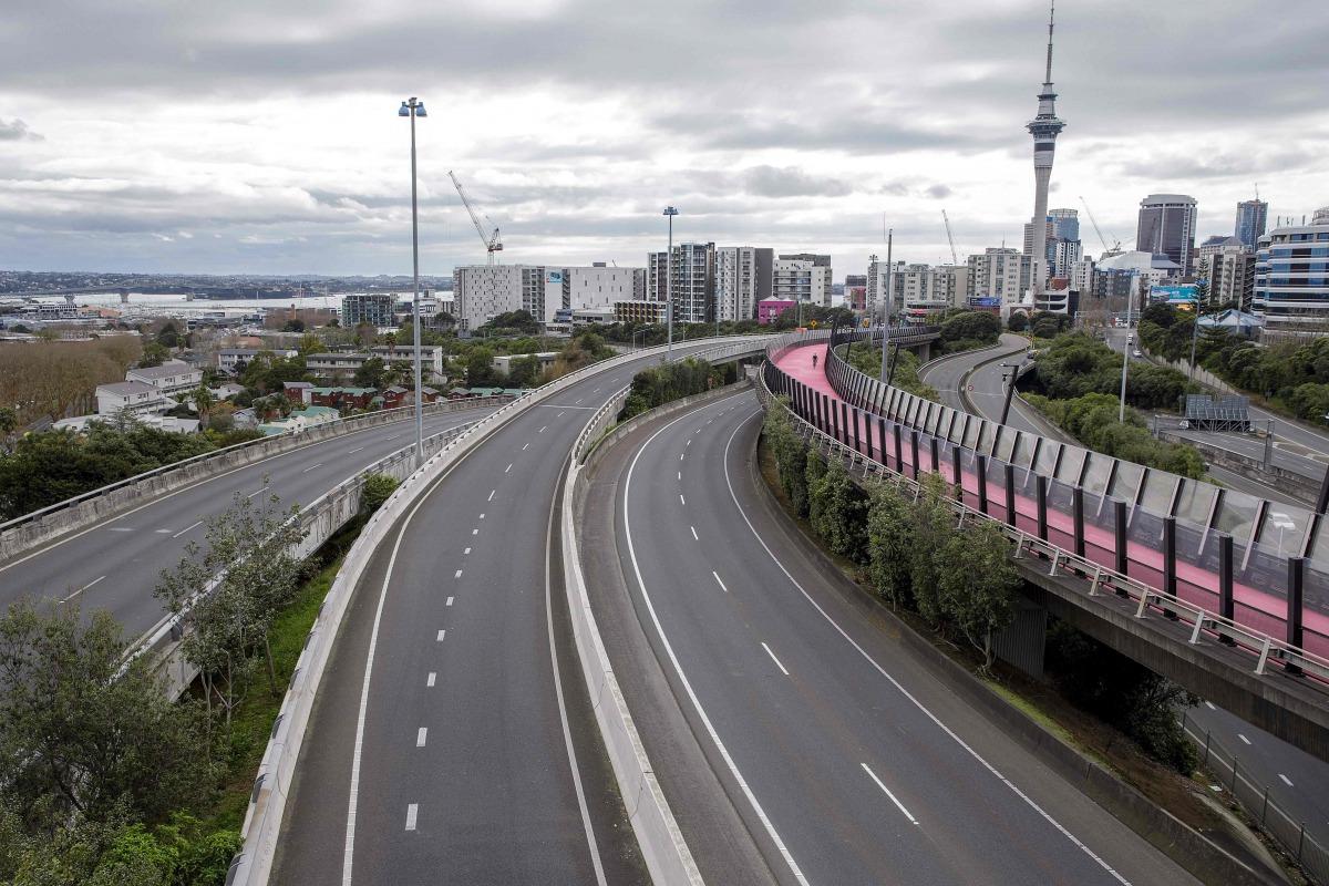 The normally busy central motorway interchange is deserted mid-morning in Auckland, New Zealand on August 14, 2020. Auckland on August 14, 2020.  / AFP / DAVID ROWLAND

