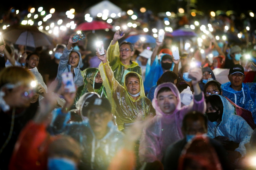 Pro-democracy protesters light up their mobile phones as they attend a mass rally to call for the ouster of Prime Minister Prayuth Chan-ocha's government and reforms in the monarchy, in Bangkok, Thailand, September 19, 2020. REUTERS/Soe Zeya Tun