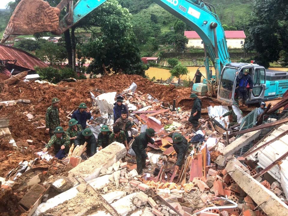This picture taken on October 18, 2020 and released by the Vietnam News Agency on October 18, 2020 shows military personnel searching for missing soldiers at the site of a landslide in central Vietnam's Quang Tri province. / AFP / Vietnam News Agency / ST