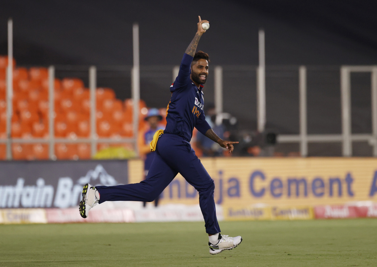 Cricket - Fourth Twenty20 International - India v England - Narendra Modi Stadium, Ahmedabad, India - March 18, 2021 India's Suryakumar Yadav celebrates taking the catch to dismiss England's Jason Roy REUTERS/Danish Siddiqui
