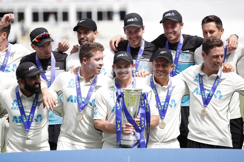 New Zealand's Tom Latham celebrates winning the series with the trophy and teammates Action Images via Reuters/Peter Cziborra