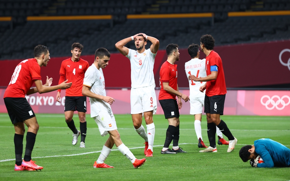 Rafa Mir of Spain reacts after Mohamed Al-Shenawi of Egypt makes a save REUTERS/Kim Hong-Ji
