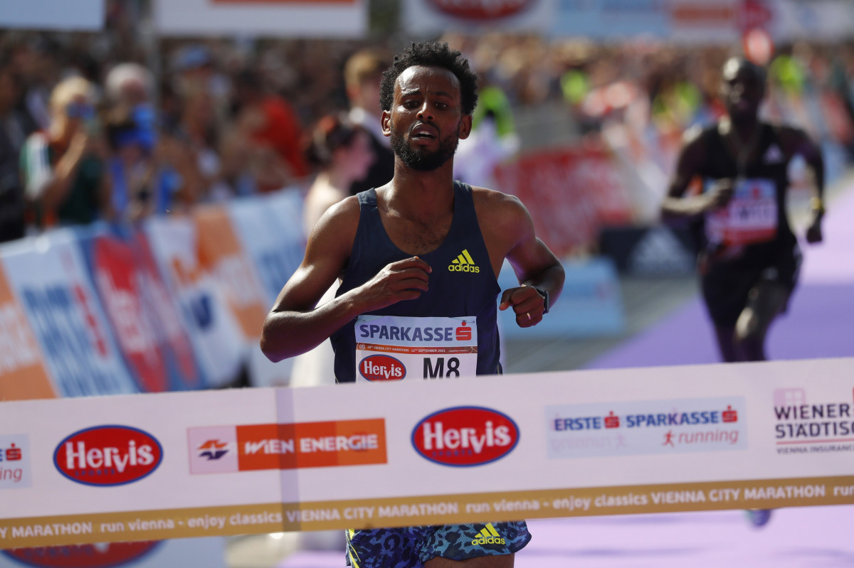 Athletics - Vienna City Marathon - Vienna, Austria - September 12, 2021 Ethiopia's Derara Hurisa wins the elite men's race REUTERS/Leonhard Foeger