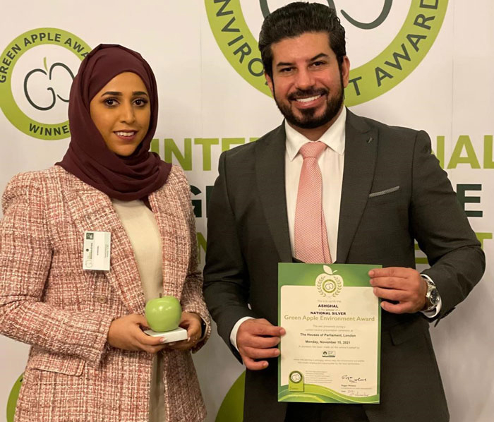 Eng. Saoud Al Tamimi, Roads Projects Dept Manager, and Eng. Noor Ashkanani, Project Engineer, received the Intl Green Apple Environment Award 2021 in London.