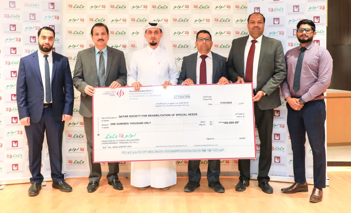 Lulu Hypermarket and QSRSN officials on the occasion of cheque handover. 