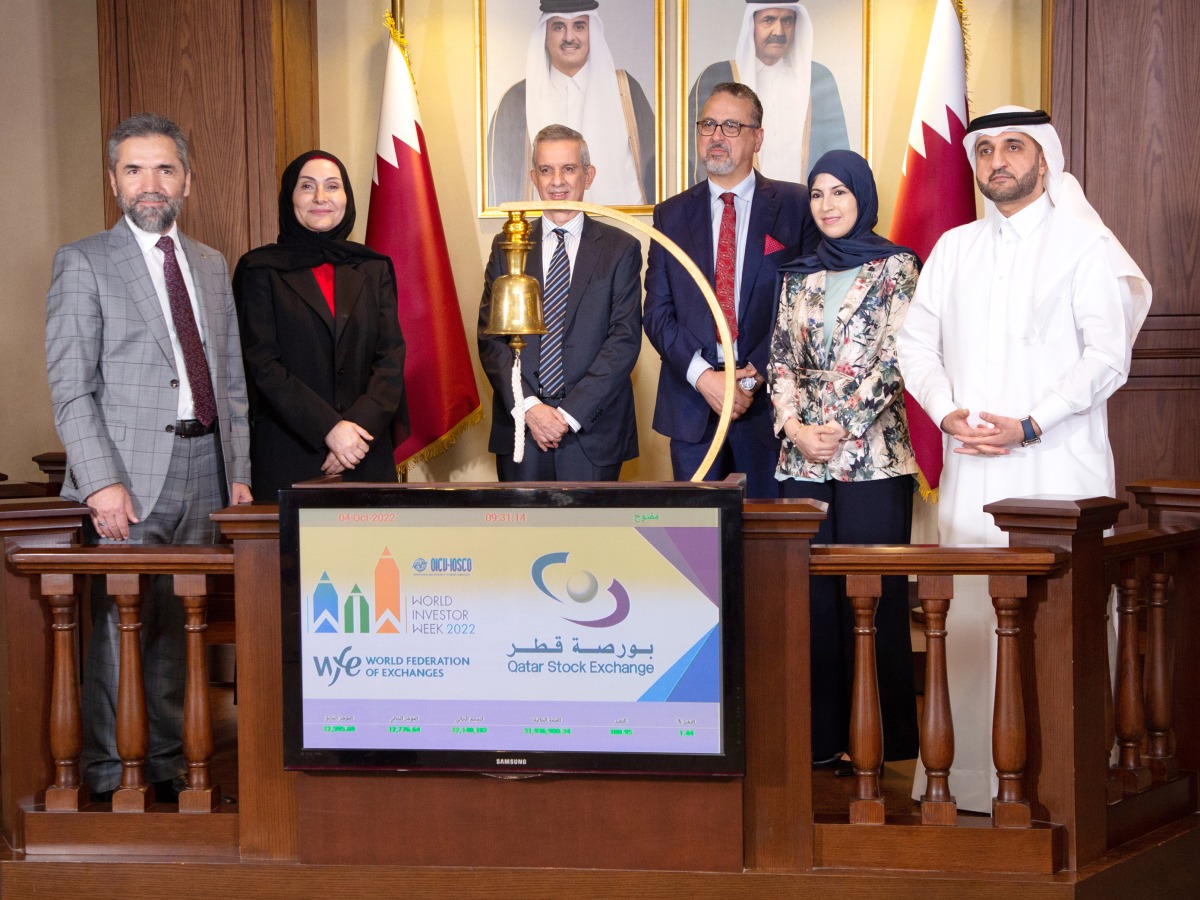 Abdul Aziz Nasser Al Emadi, Acting CEO of Qatar Stock Exchange, with Prof Dr. Rana Subuh, Dean of the College of Business and Economics at Qatar University, and Dr. Recep Şentürk, Dean of the College of Islamic Studies at HBKU, with other officials, during the bell ringing ceremony at the QSE trading floor, yesterday.