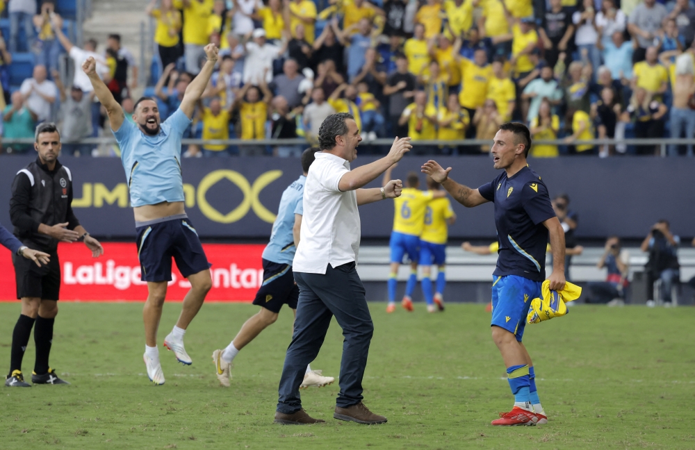 Cadiz coach Sergio Gonzalez celebrates after the La Liga match against Atletico Madrid at the Estadio Nuevo Mirandilla, Cadiz, Spain, on October 29, 2022.  REUTERS/Jon Nazca
 