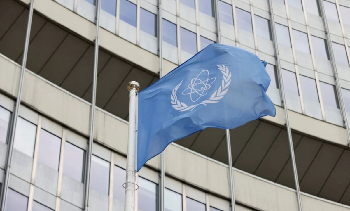 The flag of the International Atomic Energy Agency (IAEA) waves in front its headquarters in Vienna, Austria, May 23, 2021. (REUTERS/Leonhard Foeger)