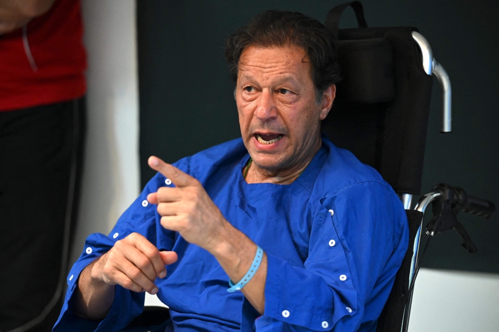 In this picture taken on on November 4, 2022, Pakistan's former prime minister Imran Khan addresses media. Photo by Arif Ali / AFP