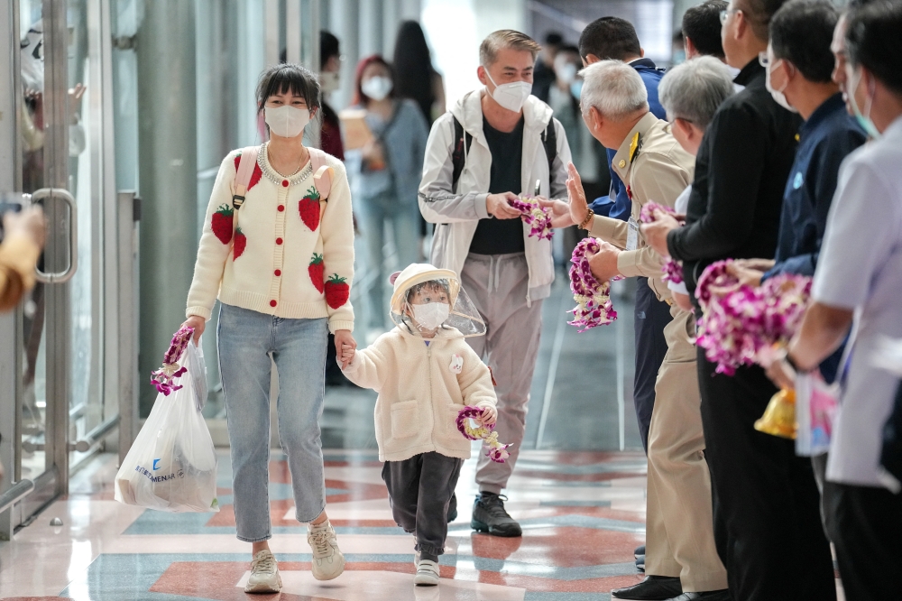 Passengers from China's Xiamen arrive at Bangkok’s Suvarnabhumi airport after China reopens its borders amid the coronavirus (COVID-19) pandemic, in Bangkok, Thailand, January 9, 2023. REUTERS/Athit Perawongmetha