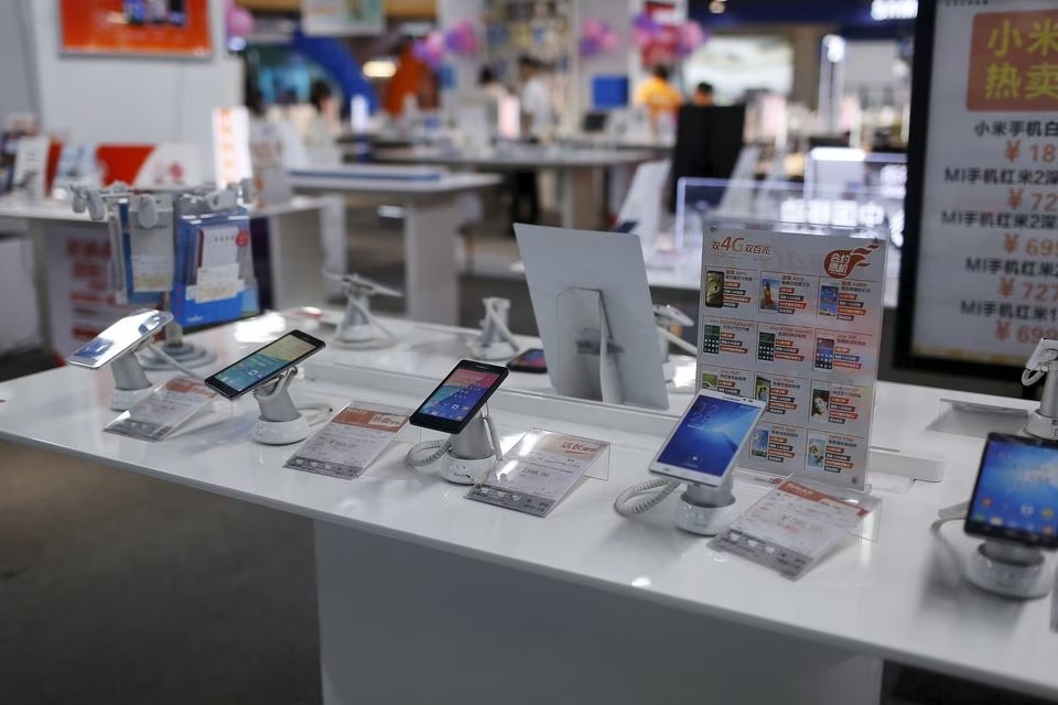 Mobile phones are seen on display at an electronics market in Shanghai, China, June 24, 2015. Picture taken June 24, 2015. REUTERS/Aly Song

