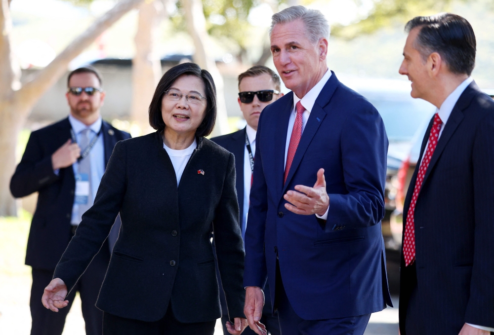 Speaker of the House Kevin McCarthy greets Taiwanese President Tsai Ing-wen on arrival at the Ronald Reagan Presidential Library for a bipartisan meeting on April 5, 2023 in Simi Valley, California. (Photo by Mario Tama / Getty Images via AFP)