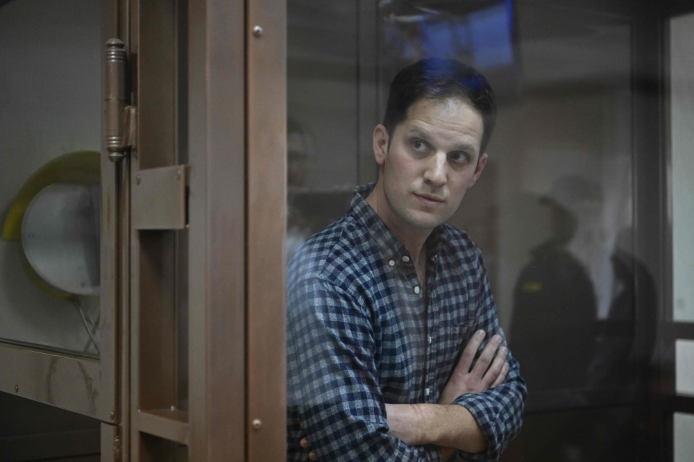 US journalist Evan Gershkovich, arrested on espionage charges, stands inside a defendants' cage before a hearing to consider an appeal on his arrest at the Moscow City Court in Moscow on April 18, 2023. (Photo by NATALIA KOLESNIKOVA / AFP)