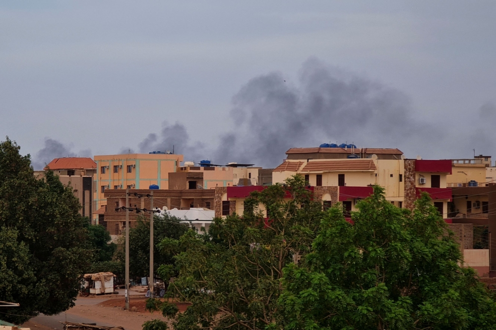 Smoke billows over residential buildings in Khartoum on April 30, 2023 as deadly clashes between rival generals' forces have entered their third week.(Photo by AFP)
