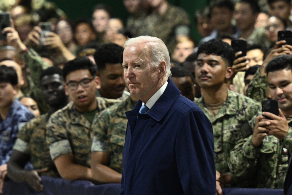 US President Joe Biden greets US soldiers as he arrives to attend the G7 Summit at the US Marine Corps base in Iwakuni on May 18, 2023. (Photo by Brendan Smialowski / AFP)