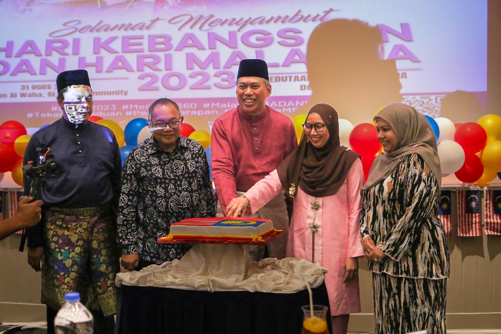 Embassy of Malaysia Ambassador to Qatar, H E Zamshari Shaharan (third left) spearheading the cake-cutting ceremony marking the Malaysia National Day celebration yesterday at Al Khor.