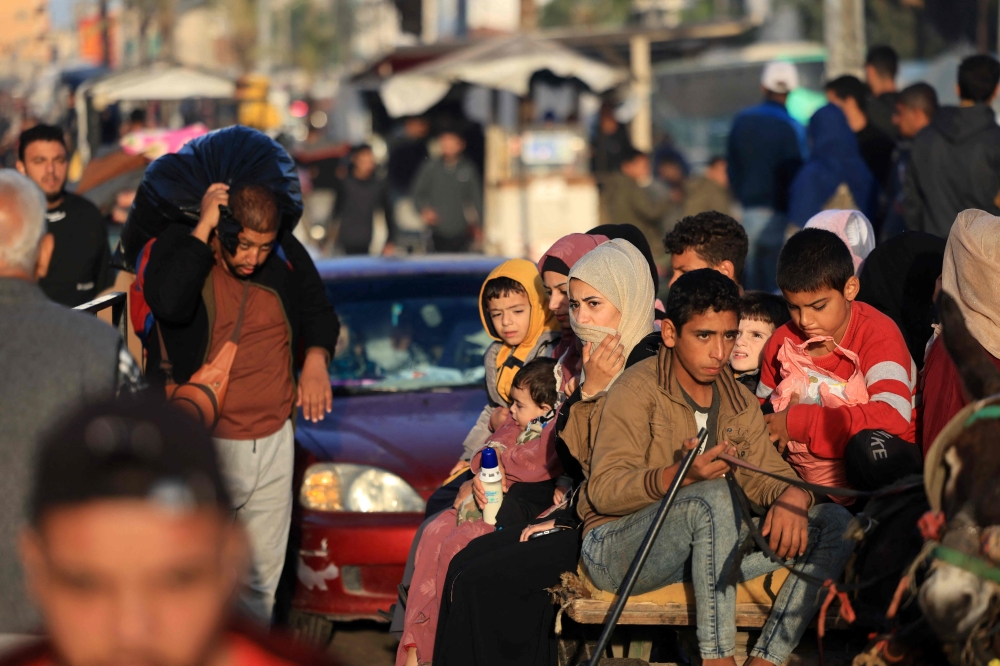 Palestinians who had taken refuge in temporary shelters return to their homes in eastern Khan Yunis in the southern Gaza Strip during the first hours of the four-day truce on November 24, 2023. Photo by MAHMUD HAMS / AFP