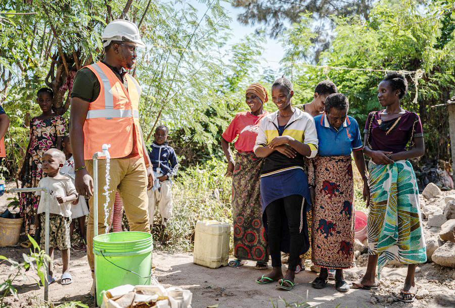 Kelvin Josephat Kituruka (front), a native of Mwanza who joined the China Civil Engineering Construction Corporation (CCECC) as a quality engineer, helps local villagers with access to drinking water in Misungwi of Mwanza Region, Tanzania, recently. (Xinhua/Wang Guansen) 