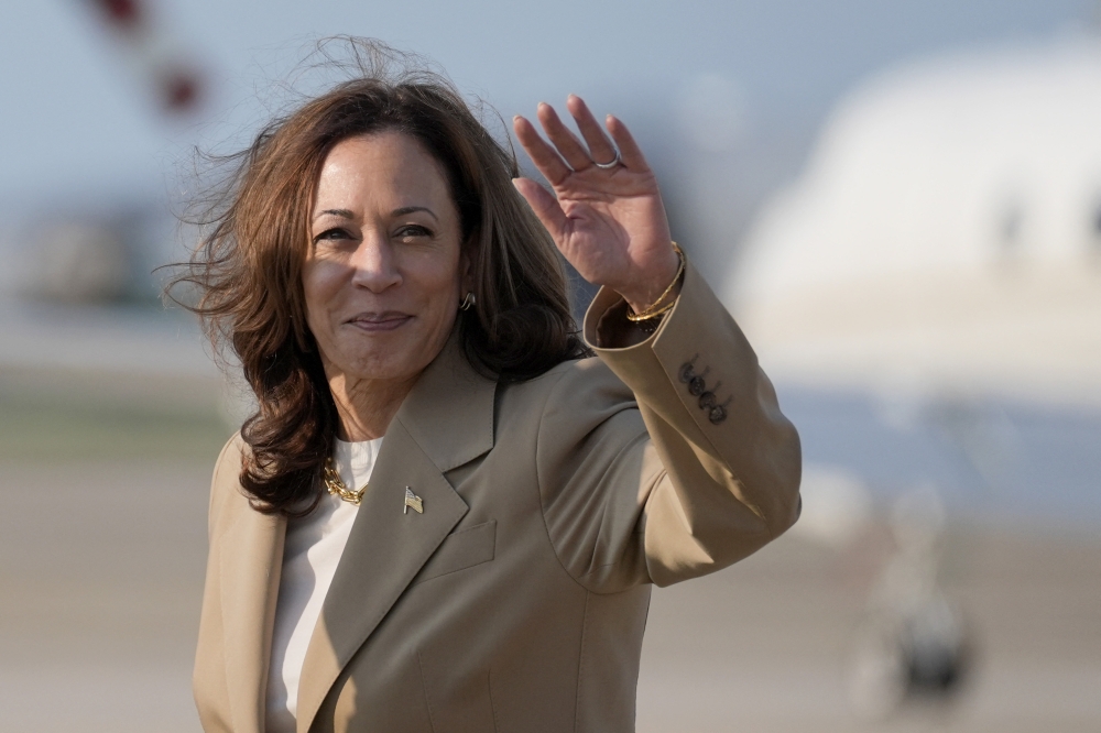 US Vice President and Democratic presidential candidate Kamala Harris waves as she returns to Joint Base Andrews in Maryland after attending a campaign fundraising event in Massachusetts on July 27, 2024. (Photo by Stephanie Scarbrough / POOL / AFP)
