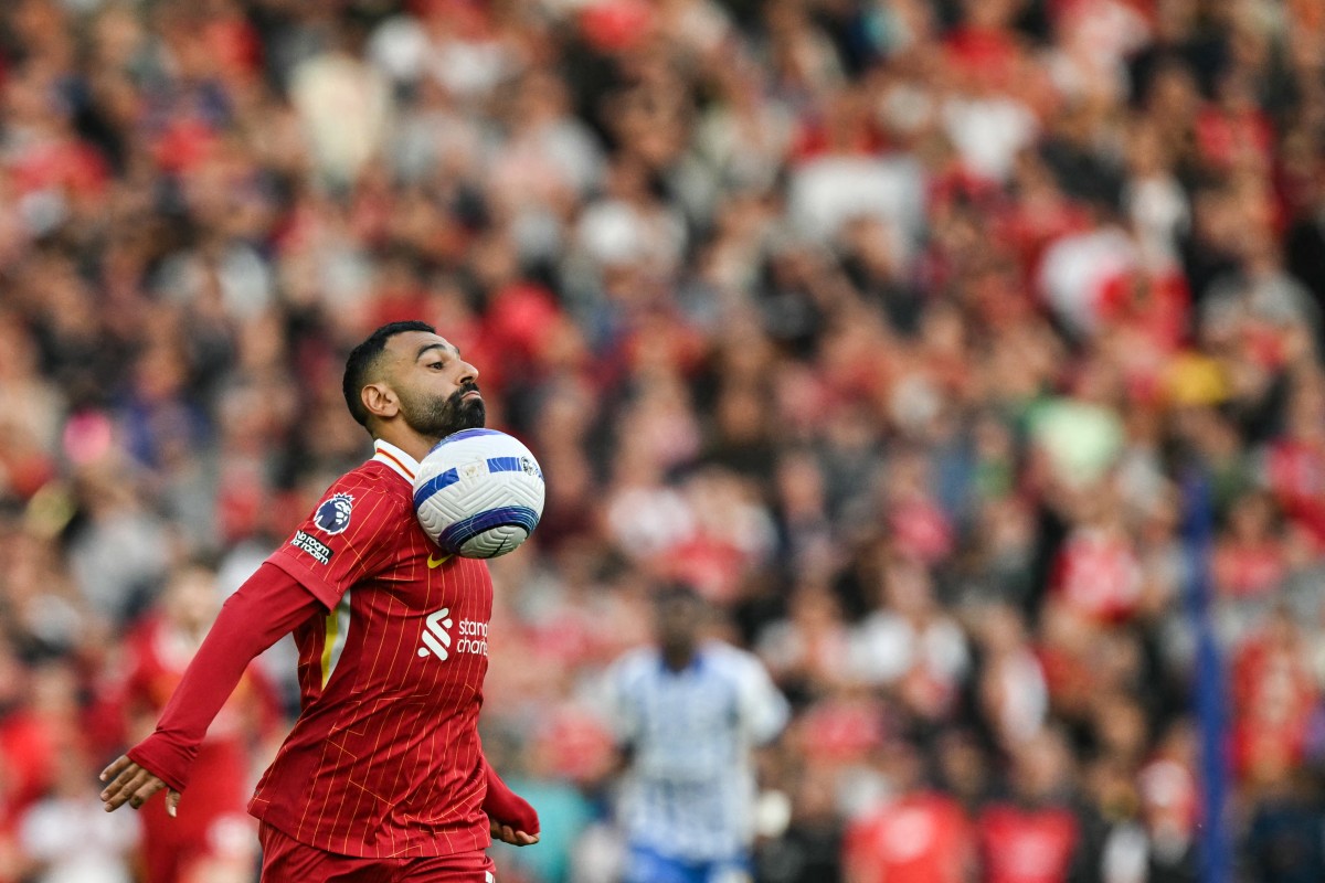 Liverpool's Egyptian striker #11 Mohamed Salah controls the ball during the English Premier League football match between Brighton and Hove Albion and Liverpool on May 19, 2025. (Photo by Glyn KIRK / AFP)

