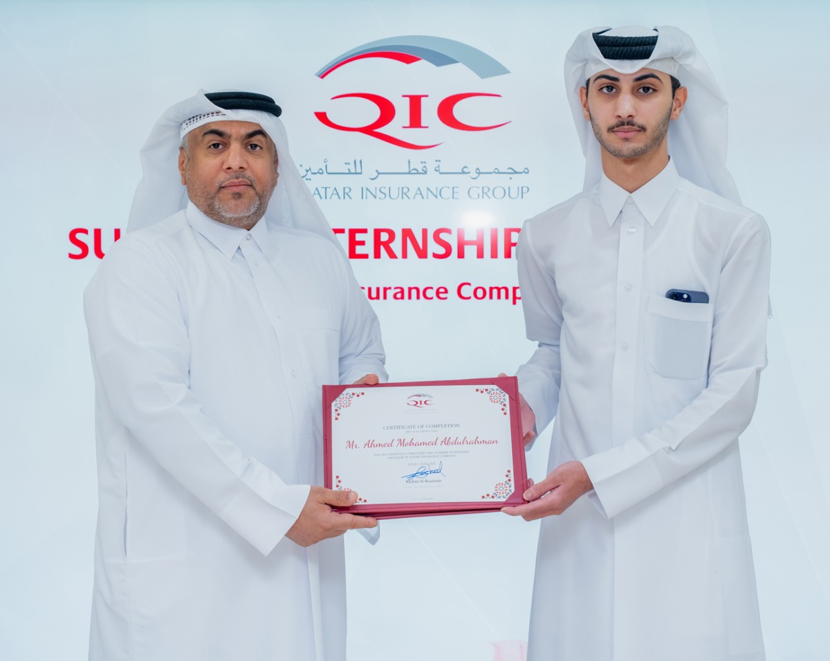 Rashid Al-Buainain, Chief Administrative Officer at QIC Group presenting a certificate to one of the students.