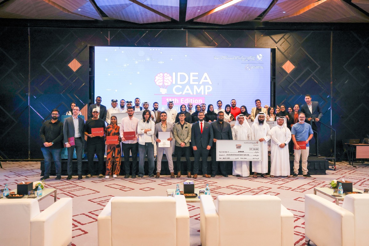  Participants in a group photo at the end of the event.