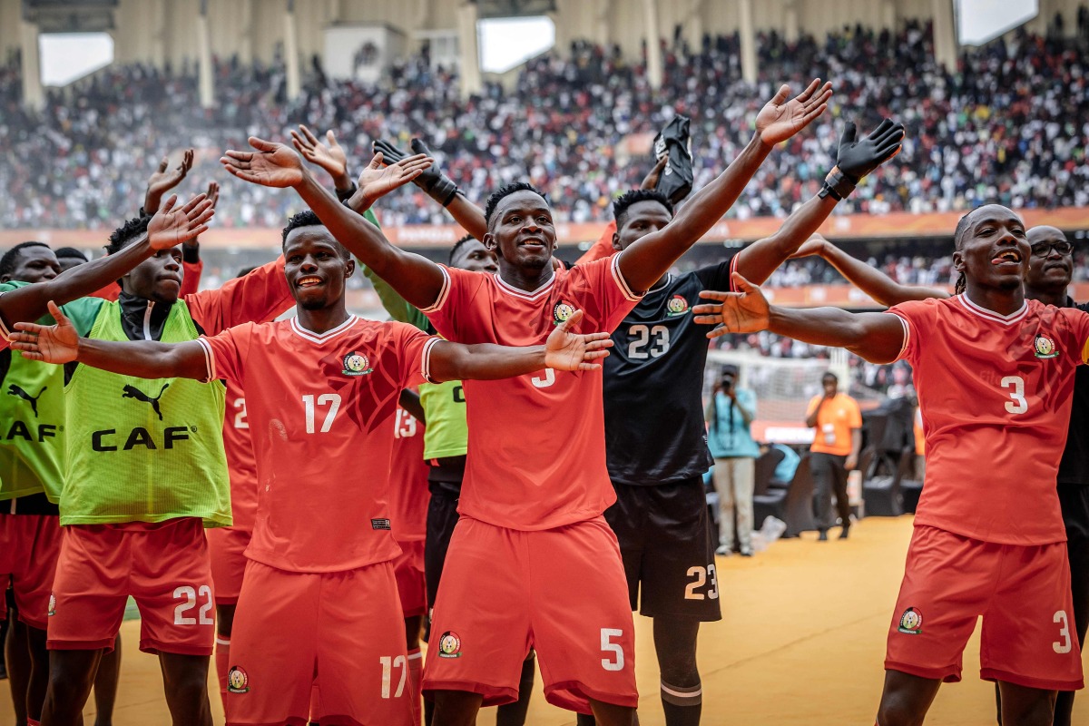 Kenya players celebrate their team victory after the African Nations Championship (CHAN) group stage football match between Kenya and Morocco at Kasarani Stadium in Nairobi, on August 10, 2025. (Photo by Luis TATO / AFP)