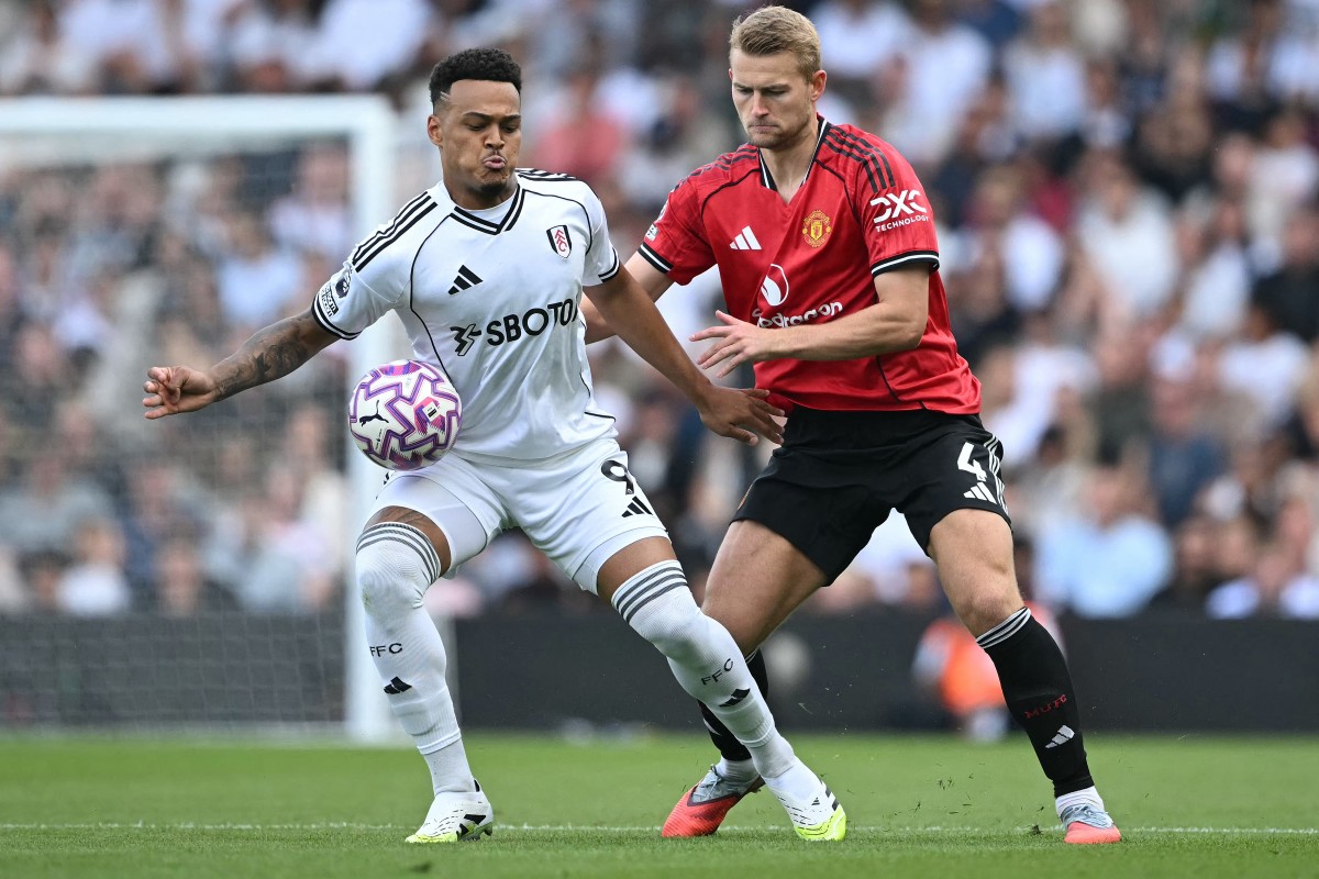 Manchester United's Dutch defender #04 Matthijs de Ligt (R) vies with Fulham's Brazilian striker #09 Rodrigo Muniz at Craven Cottage in London on August 24, 2025. (Photo by Justin Tallis / AFP)