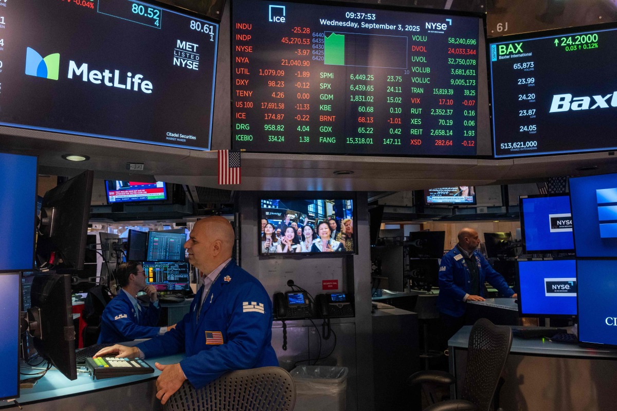 Traders work on the floor of the New York Stock Exchange (NYSE) on September 03, 2025 in New York City. (Photo by SPENCER PLATT / GETTY IMAGES NORTH AMERICA / Getty Images via AFP)
