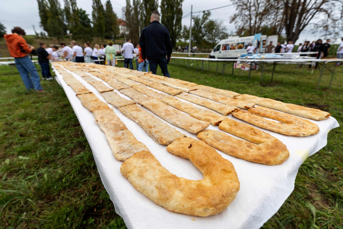 Seven rows of strudel on a table, during an attempt to set a Guinness World Record for the largest strudel in the world, in the village of Jeskovo near Karlovac, on September 6, 2025. Photo by DAMIR SENCAR / AFP