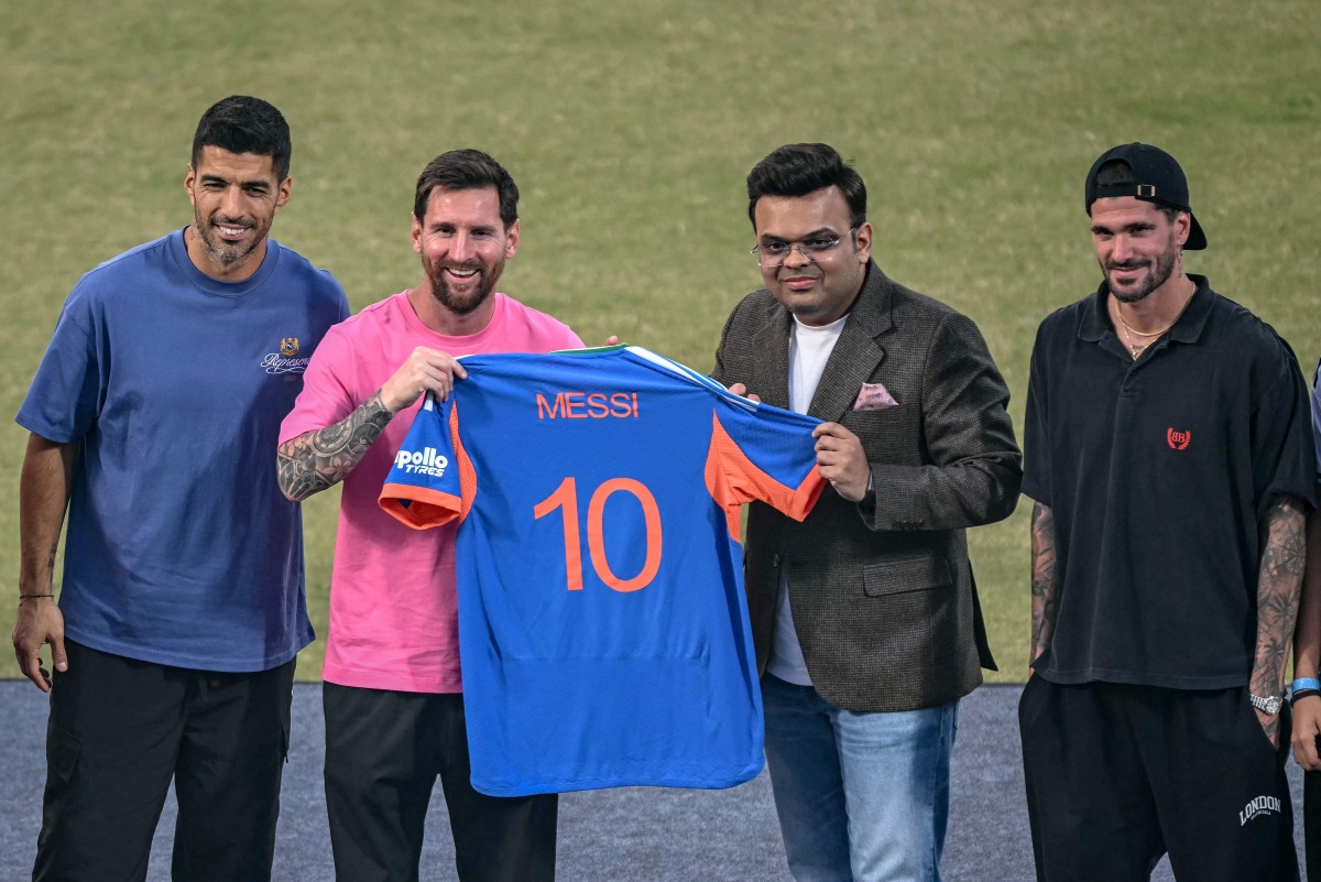Argentina's footballers Lionel Messi (2L), Rodrigo De Paul (R) and Uruguayan footballer Luis Suلrez (L) pose for a photograph with International Cricket Council (ICC) chairman Jay Shah during his GOAT Tour at the Arun Jaitley Stadium in New Delhi on December 15, 2025. (Photo by Sajjad HUSSAIN / AFP)