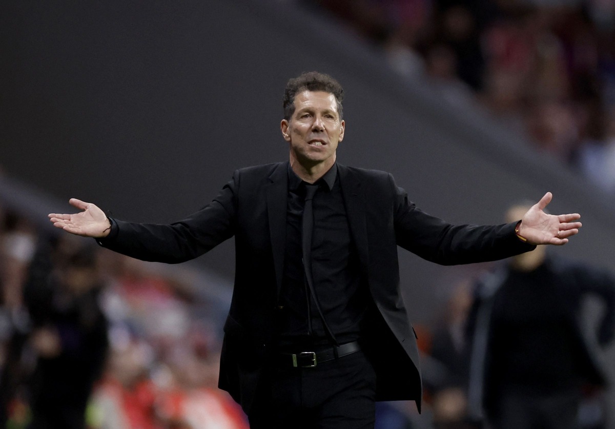 Atletico Madrid's Argentine coach Diego Simeone gestures on the touchline during the Spanish league football match between Club Atletico de Madrid and Athletic Club Bilbao at the Metropolitano stadium in Madrid on April 25, 2026. (Photo by Oscar DEL POZO / AFP)
