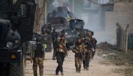 Soldiers from the Iraqi Special Forces 2nd division arrive to take up positions as they engage Islamic State fighters pushing through the eastern Samah area and into the Arbagiah neighbourhood of Mosul on November 11, 2016. / AFP / Odd ANDERSEN.