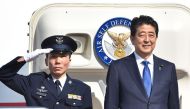 Japan's Prime Minister Shinzo Abe (R) leaves Tokyo's Haneda Airport on November 17, 2016. AFP / KAZUHIRO NOGI