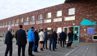 Voters queue outside a polling station at The Hague on March 15, 2017, as polls open across The Netherlands. AFP / Emmanuel DUNAND