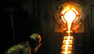 FILE PHOTO:  A worker pours gold at the AngloGold Ashanti mine at Obuasi. Ghana, October 23, 2003 (REUTERS / Luc Gnago) 