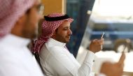 Saudi men explore social media on their mobile devices as they sit at a cafe in Riyadh, May 24, 2016 (REUTERS / Faisal Al Nasser) 