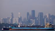 Oil tankers pass the skyline of Singapore, June 8, 2016 (REUTERS / Edgar Su)