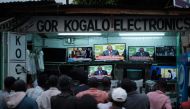 People watch live broadcast as Uhuru Kenyatta is declared the winner following presidential re-election results by Kenya's Independent Electoral and Boundaries Commission (IEBC) on TV at a local electrical shop in Kisumu, on October 30, 2017.  AFP / Yasuy