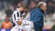 Gonzalo Higuain (L) reacts during the Italian Serie A football match Torino vs Juventus on February 18, 2018 at the stadio Grande Torino stadium in Turin. / AFP / MARCO BERTORELLO
