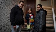 Venezuelans Fernando Sabatino (L), his wife Francis Fernandez (R) and their daughter Danyelys pose in Vigo, northwestern Spain, on March 14, 2018. / AFP / Miguel Riopa 