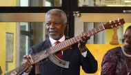 In this file photo Former UN Secretary-General Kofi Annan shows an AK-47 assault rifle that has been transformed into a guitar in front of workers at Vienna's United Nations headquarters. (AFP / SAMUEL KUBANI)