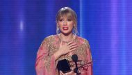 Taylor Swift accepts the Artist of the Year award at the 2019 American Music Awards, November 24, 2019 . REUTERS/Mario Anzuoni