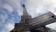  TOPSHOT - A picture taken on March 14, 2020 near the eiffel tower in Paris shows a board informing of the monument's closure as a precaution against the coronavirus. / AFP / Thomas SAMSON