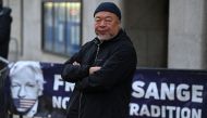 Chinese dissident artist Ai Weiwei stages a silent protest in support of Julian Assange outside of the Old Bailey court in central London on September 28, 2020, where the extradition hearing against the WikiLeaks founder has resumed. AFP / DANIEL LEAL-OLI
