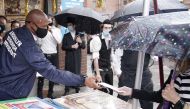 Brooklyn Borough President Eric Adams hands out a mask in the Borough Park section of the Brooklyn Borough, in New York City, New York, U.S., September 29, 2020. REUTERS/Carlo Allegri
