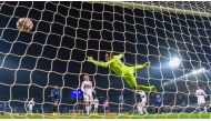 Midtjylland's Danish goalkeeper Jesper Hansen (C) concedes the equalizing goal from Atalanta's Argentine defender Cristian Romero (3rdr rear) during the UEFA Champions League Group D football match Atalanta vs Midtjylland on December 1, 2020 at the Azzurr