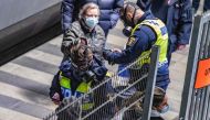 Travellers from Denmark are controlled by Swedish police wearing protective masks at the border control point at Hyllie station on Decmber 22, 2020.  Sweden OUT / AFP / TT News Agency / Johan NILSSON

